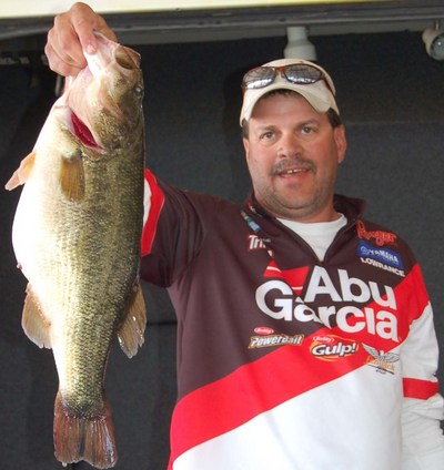 Friend, George Jeane with a 10.1 Toledo trophy that hit a deep div crankbait.(photo by Lakecaster)