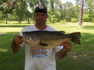 South Tx angler, Leslie Woodall, with a big 9.75 pound Toledo largemouth which hit a TX rig in about 12 to 14 feet.