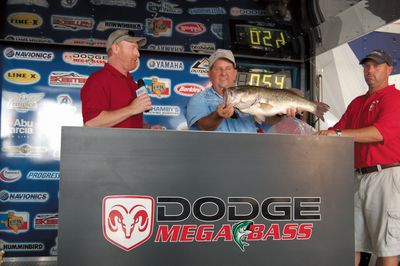 PHOTO CAPTION:  Pro angler/lure manufacturer, Lonnie Stanley, and 9.26 pound Rayburn bass caught on new Bugeye Jig at Mega Bass Tournament.  Stanley finished 3rd and won a new truck.  (Stanley is in the middle,  T.V. personality Fish Fishburn at left  and