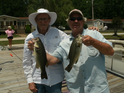 A 93 old angler with 2 frog caught bass!